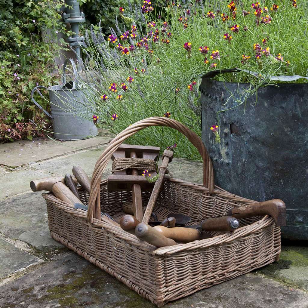 GARDEN FURNITURE & OBJECTS